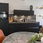 Newly Renovated Xl Center Apartament