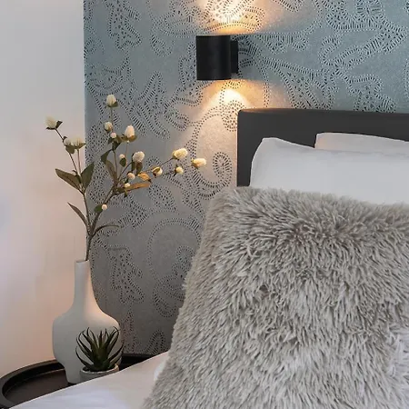 Newly Renovated Xl Center Apartment *