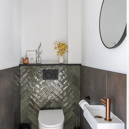 Newly Renovated Xl Center Apartment