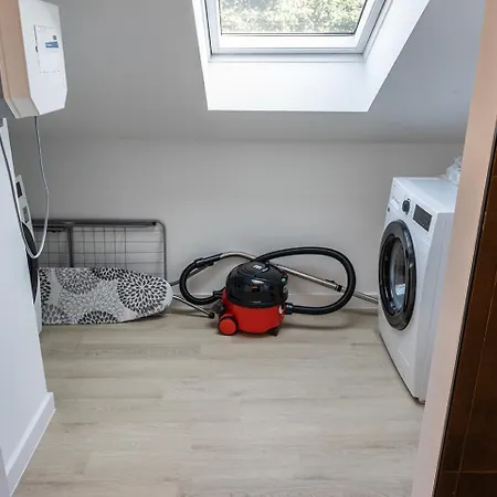 Newly Renovated Xl Center Apartment