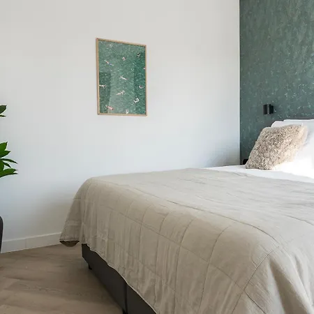 Newly Renovated Xl Center Apartment