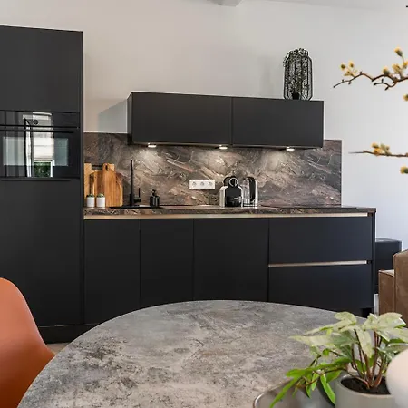 Newly Renovated Xl Center Apartment