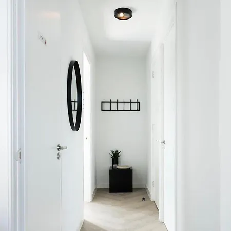 Newly Renovated Xl Center Apartment *