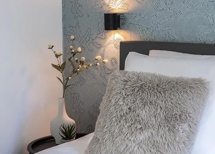 Newly Renovated Xl Center Apartment *