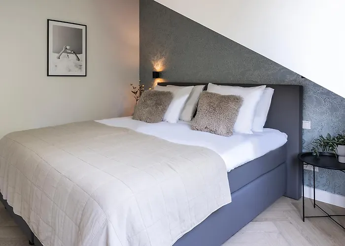 Newly Renovated Xl Center Apartment *