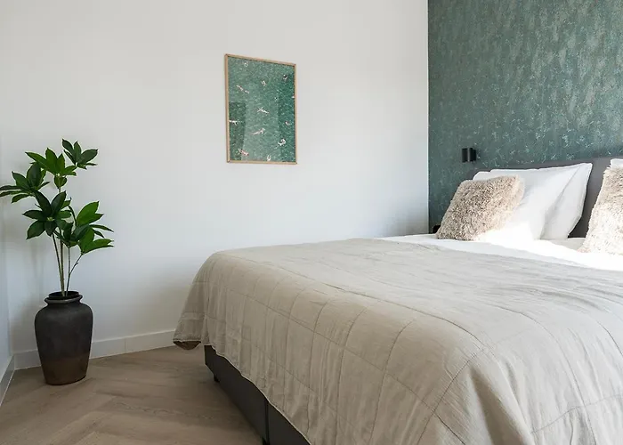 Newly Renovated Xl Center Apartment