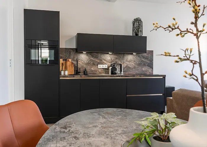 Newly Renovated Xl Center Apartment