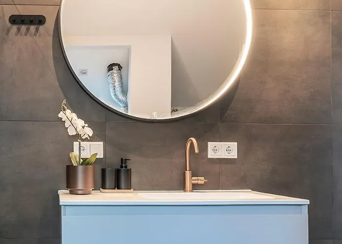 Newly Renovated Xl Center *